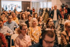 Konferencja na temat dostępności w Strefie Kultury Wrocław. Goście, prowadzący, paneliści.
