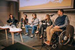 Konferencja na temat dostępności w Strefie Kultury Wrocław. Goście, prowadzący, paneliści.
