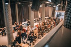 Konferencja na temat dostępności w Strefie Kultury Wrocław. Goście, prowadzący, paneliści.