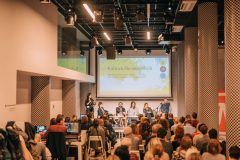 Konferencja na temat dostępności w Strefie Kultury Wrocław. Goście, prowadzący, paneliści.