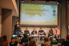Konferencja na temat dostępności w Strefie Kultury Wrocław. Goście, prowadzący, paneliści. Konferencja na temat dostępności w Strefie Kultury Wrocław. Goście, prowadzący, paneliści.
