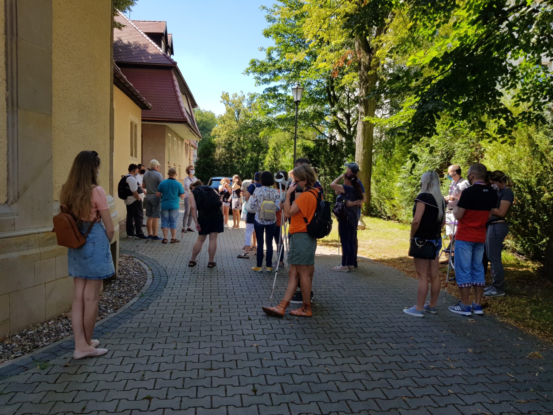 Uczestnicy spaceru z audiodeskrypcją po osiedlu Brochów