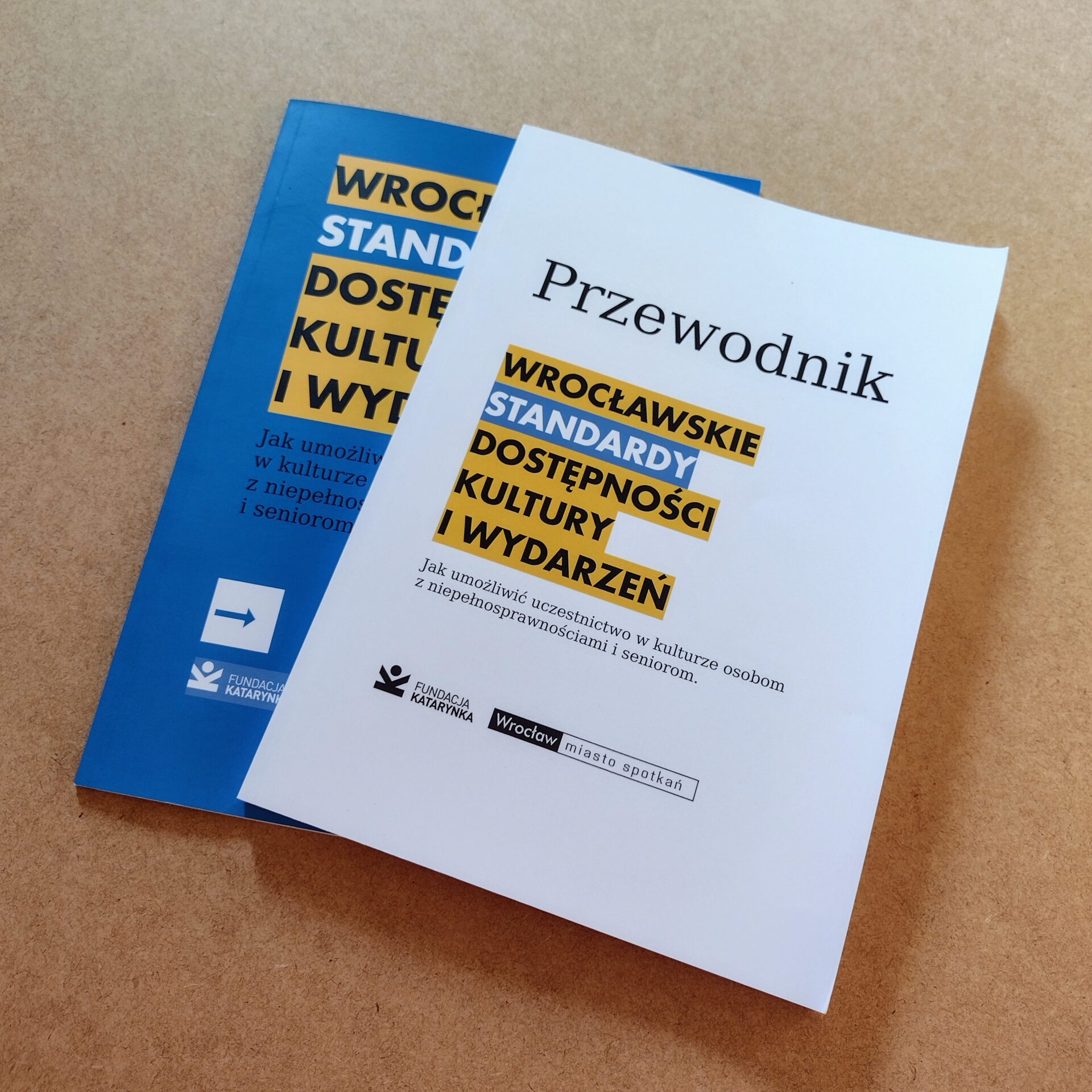 Drukowane Wrocławskie Standardy Dostępności Kultury i Wydarzeń oraz przewodnik do Standardów