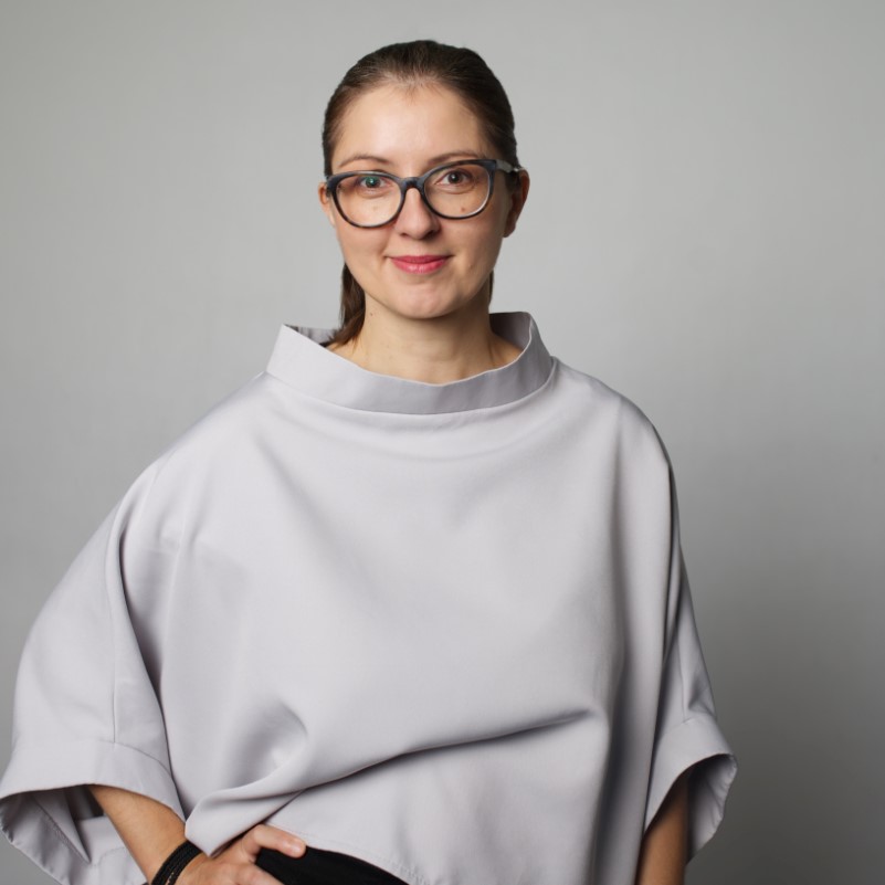 Zdjęcie portretowe: Wiceprezeska Justyna Mankowska ubrana w jasną bluzkę. Nosi okulary, uśmiecha się delikatnie, patrzy w obiektyw.