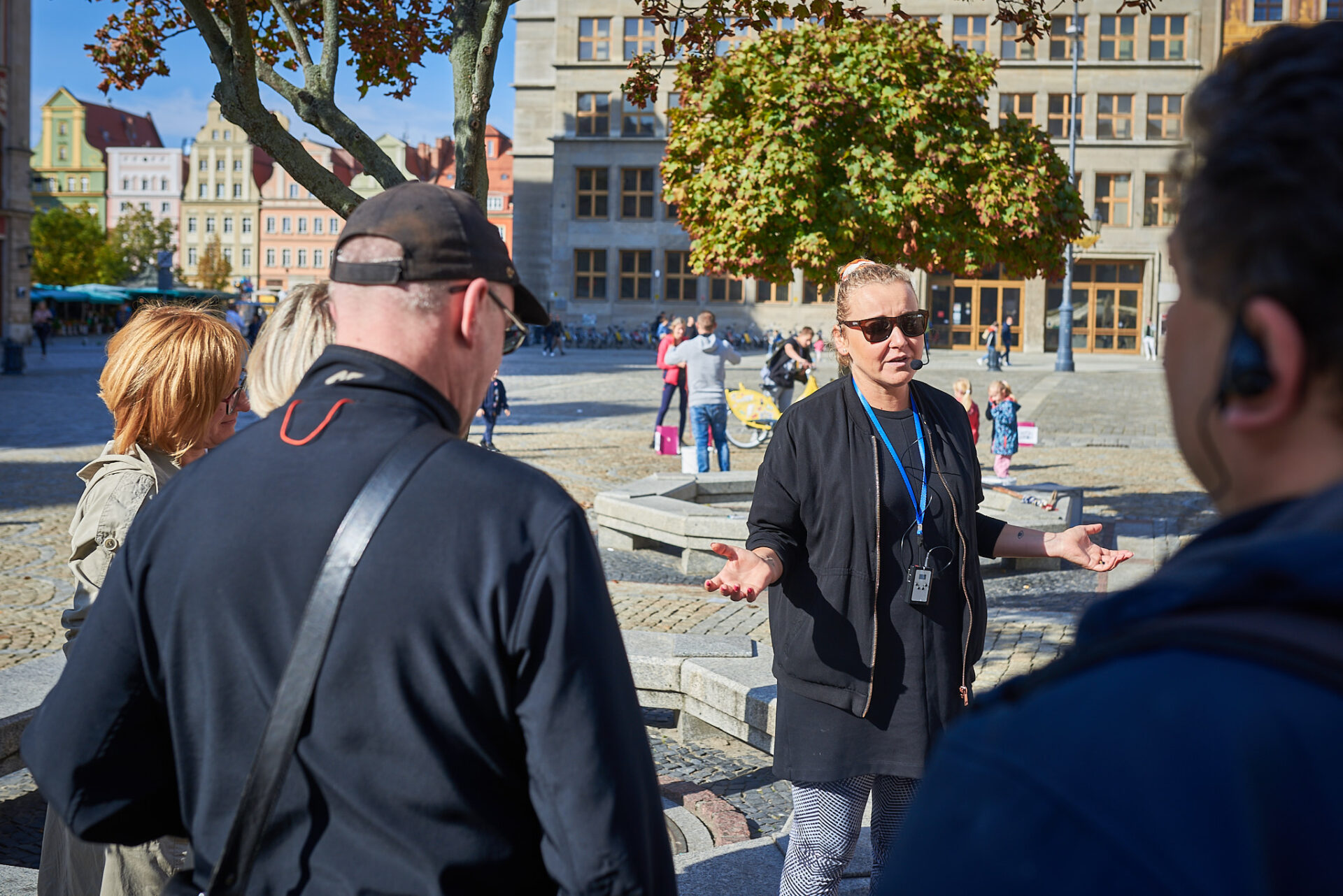Ewa Pluta i uczestnicy oprowadzania z audiodeskrypcją na wrocławskim Rynku