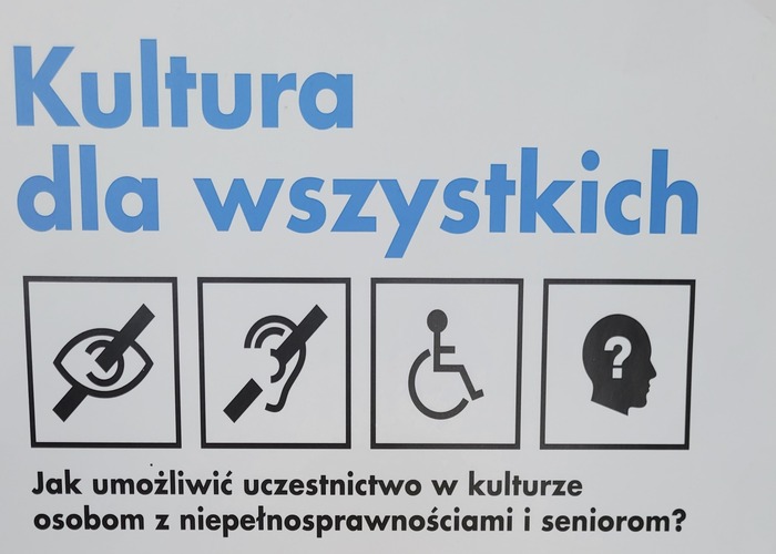 Kolorowe zdjęcie. Niebieski napis Kultura dla wszystkich. Poniżej piktogramy: przekreślone oko, przekreślone ucho, człowiek na wózgu, głowa ze znakiem zaytania. Poniżej napis: Jak umożliwić uczestnictwo w kulturze osobom z niepełnosprawnościami i seniorom?