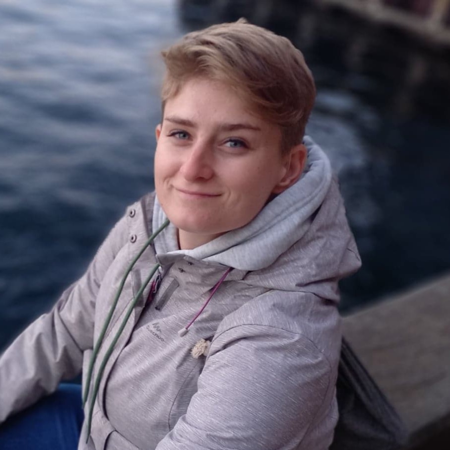 Karolina Przybył. Jest wysoką blondynką z krótkimi włosami. Ma ośmiechnięte niebieskie oczy.