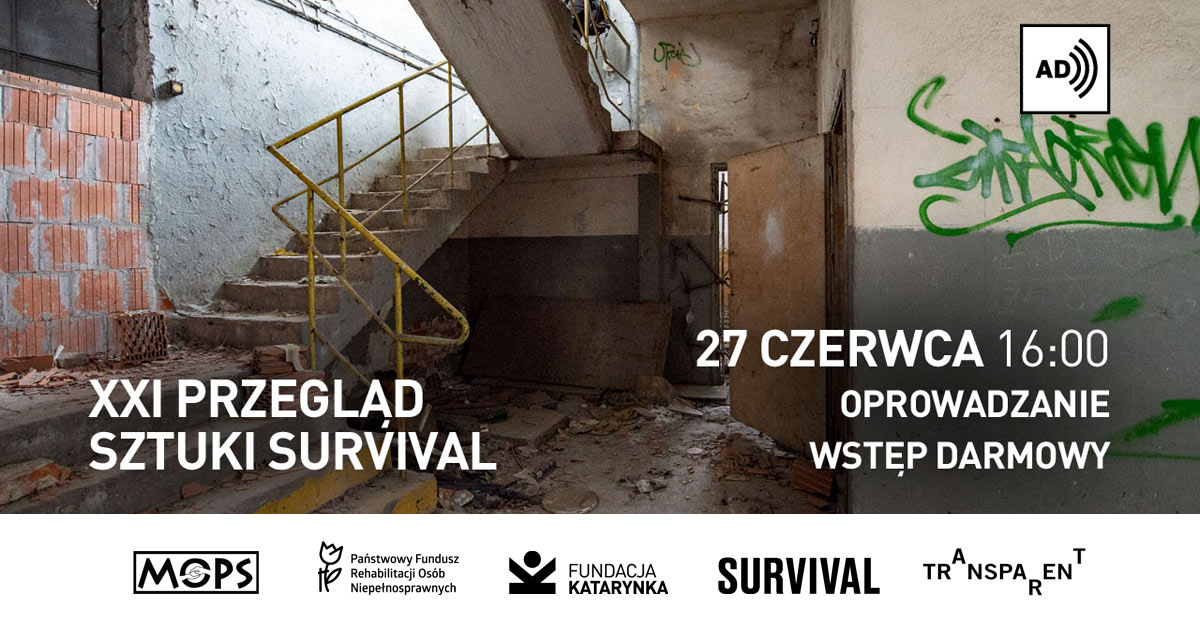 Kolorowe zdjęcie. Wnętrze opuszczonego budynku. Na zdjęciu napis dwudziesty pierwszy przegląd sztuki survival. Poniżej biały pasek. Na nim logotypy: Mops, Państwowy Fundusz Rehabilitacji Osób Niepełnosprawnych, Fundacja Katarynka, Survival, Transparent