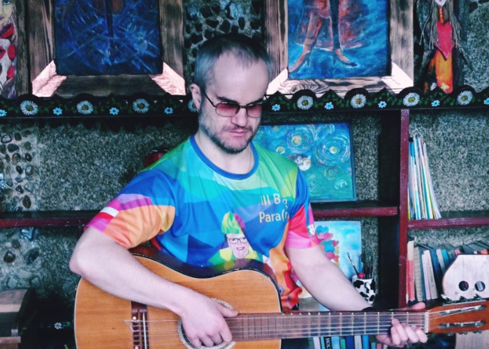Zdjęcie Andreya Tikhonova, który gra na gitarze.