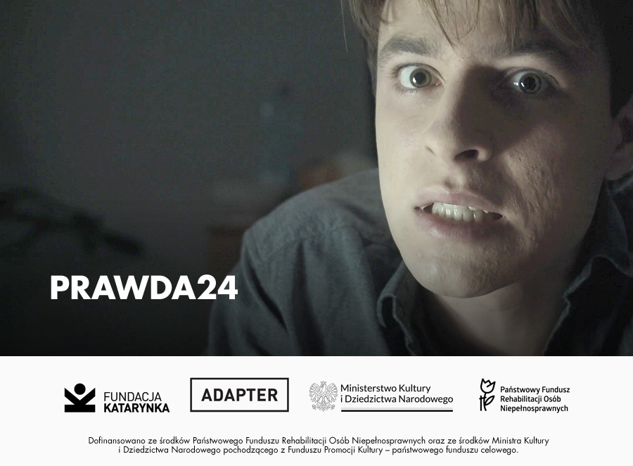 Kolorowy kadr z filmu. Główny bohater patrzy w obiektyw niepokojącym wzrokiem, ma bardzo rozszerzone źrenice. Ma również rozchylone usta i obnaża zęby. Poniżej biały pasek, na nim logotypy: Fundacja Katarynka, Adapter, Ministerstwo Kultury i Dziedzictwa Narodowego, Państwowy Fundusz Rehabilitacji Osób Niepełnosprawnych. Poniżej napis: Dofinansowano ze środków Państwowego Funduszu Rehabilitacji Osób Niepełnosprawnych oraz ze środków Ministra Kultury i Dziedzictwa Narodowego pochodzącego z Funduszu Promocji Kultury - państwowego funduszu celowego.