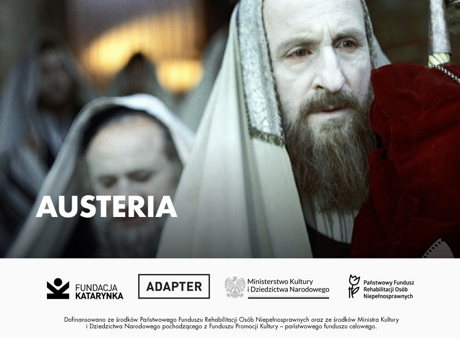 Kolorowy kadr z filmu Austeria. Mężczyzna z twarzą pomalowaną na biało twarzą i okryty białą chustą patrzy w prawo zrozpaczonym spojrzeniem. Poniżej biały pasek. Na nim logotypy: Fundacja Katarynka, Adapter, Ministerstwo Kultury i Dziedzictwa Narodowego, Państwowy Fundusz Rehabilitacji Osób Niepełnosprawnych. Poniżej napis: Dofinansowano ze środków Państwowego Funduszu Rehabilitacji Osób Niepełnosprawnych oraz ze środków Ministra Kultury oraz Dziedzictwa Narodowego pochodzącego z Funduszu Promocji Kultury - państwowego funduszu celowego.