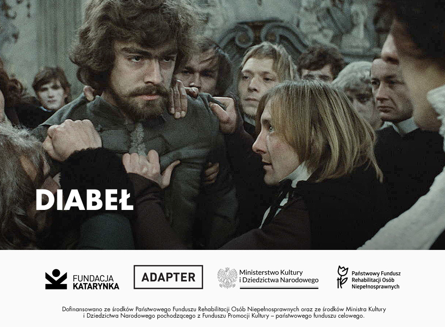 Kolorowy kadr z filmu „Diabeł” Andrzeja Żuławskiego. W centrum młody mężczyzna, w otoczeniu tłumu, który zdaje się go osaczać. Postacie wyrażają intensywne emocje – w ich spojrzeniach i gestach widać niepokój, gniew i desperację. Poniżej biały pasek, na nim logotypy: Fundacja Katarynka, Adapter, Ministerstwo Kultury i Dziedzictwa Narodowego, Państwowy Fundusz Rehabilitacji Osób Niepełnosprawnych. Dofinansowano ze środków Państwowego Funduszu Rehabilitacji Osób Niepełnosprawnych oraz ze środków Ministra Kultury i Dziedzictwa Narodowego pochodzącego z Funduszu Promocji Kultury - państwowego funduszu celowego.