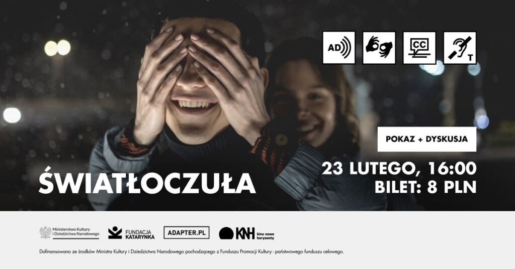 Kolorowy kadr z filmu Światłoczuła. Na nim zbliżenie na twarz mężczyzny, kobieta za nim zasłania mu dłońmi oczy. Poniżej pasek, na nim logotypy: Ministerstwo Kultury i Dziedzictwa Narodowego, Fundacja Katarynka, Adapter, Kino nowe horyzonty. Poniżej napis: Dofinansowano ze środków Ministra Kultury i Dziedzictwa Narodowego pochodzących z Funduszu Promocji Kultury - państwowego funduszu celowego.