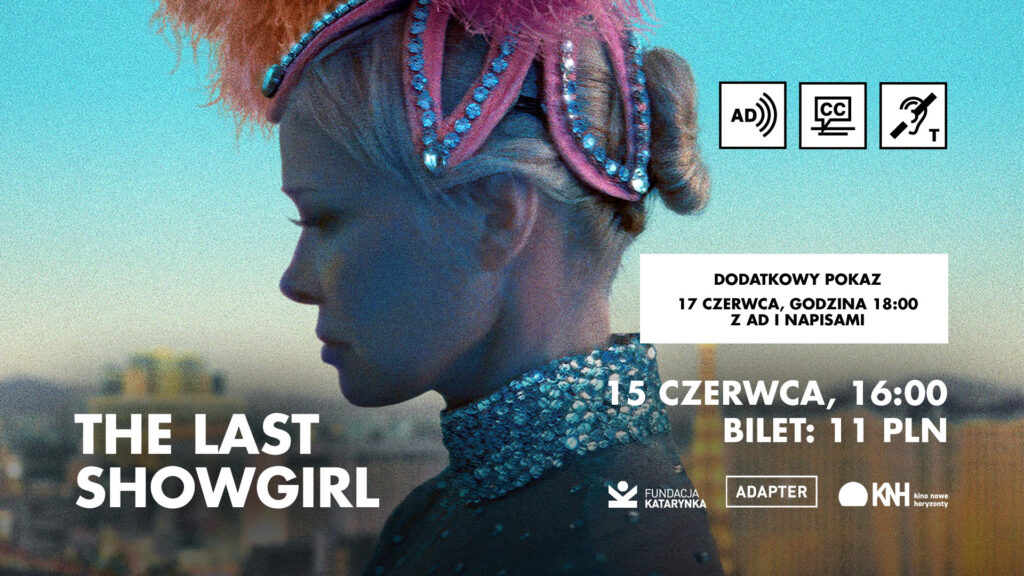 Kolorowy kadr z filmu de last szoł gerl. Profil Pameli Anderson zwrócony w lewo, włosy upięte w kok ozdobiony różowymi piórami i cekinowym nakryciem, w cekinowym stroju scenicznym z błyszczącym kołnierzem. W tle rozmyta panorama Las Vegas o zmierzchu. Obok biały prostokąt, na nim informacja o dodatkowym pokazie siedemnastego czerwca o godzinie osiemnastej. Poniżej termin pokazu piętnastego czerwca, godzina szesnasta. Bilet w cenie jedenastu złotych. W prawym dolnym rogu logotypy Fundacji Katarynka, Adapter i Kina Nowe Horyzonty.