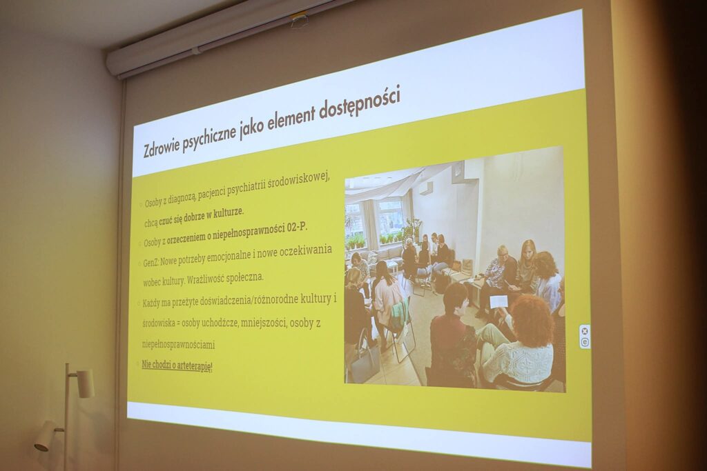 Na zdjęciu slajd z rzutnika o tytule: zdrowie psychiczne jako element dostępności na żółtym tle.