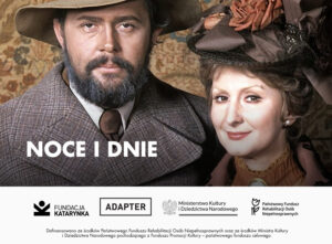 Kolorowy kadr z filmu. „Noce i dnie”. Dwie postaci z epoki. Po lewej stronie mężczyzna z brodą i wąsami, ubrany w brązowy płaszcz i kapelusz z szerokim rondem. Po prawej – kobieta w eleganckim stroju z dziewiętnastego wieku, w ozdobnym kapeluszu z kwiatami, uśmiechnięta, patrzy w stronę obiektywu. W centralnej części, na dole zdjęcia, umieszczony jest tytuł filmu: „Noce i dnie”. Pod spodem logotypy Fundacji Katarynka, Adaptera, Ministerstwa Kultury i Dziedzictwa Narodowego oraz Państwowego Funduszu Rehabilitacji Osób Niepełnosprawnych. Na samym dole dopisek o dofinansowaniu projektu ze środków PFRON i Ministerstwa Kultury.