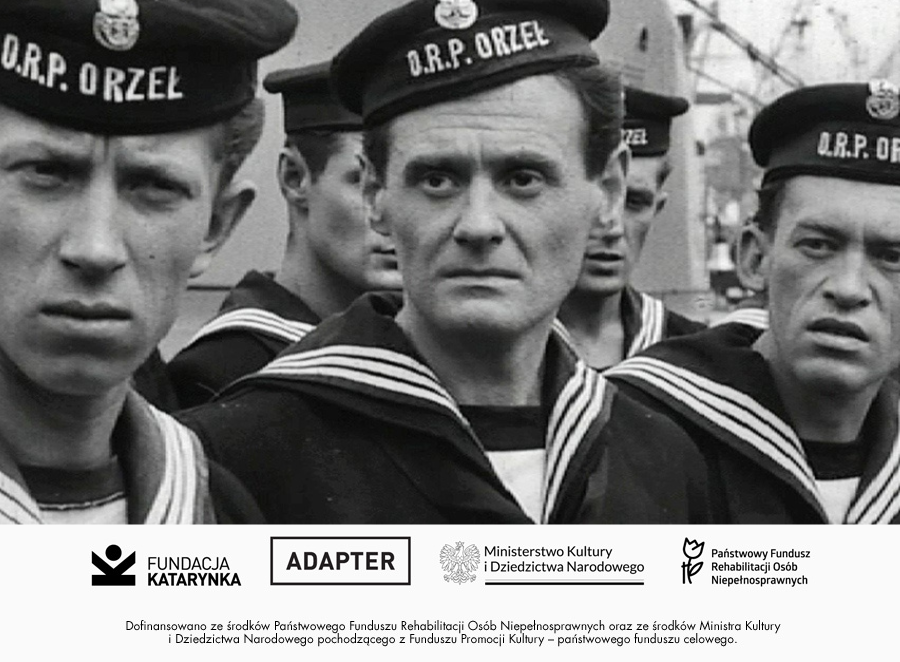Czarno-białe zdjęcie kilku marynarzy w mundurach z napisem O.R.P Orzeł na czapkach. Patrzą poważnie przed siebie. Pod zdjęciem logotypy Fundacja Katarynka, Adapter, Ministerstwo Kultury, Fundusz rehabilitacji.