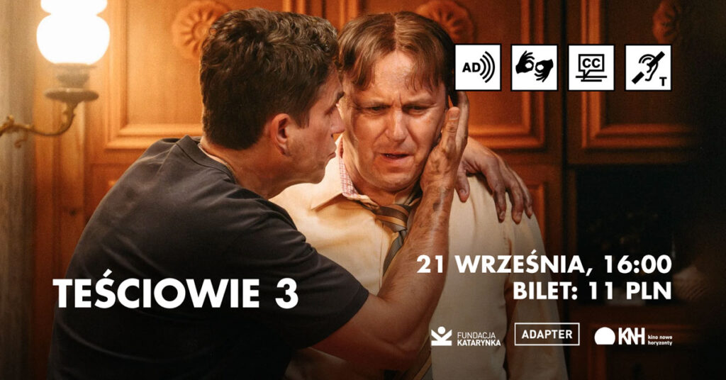 Kolorowy kadr z filmu Teściowie Trzy. Mężczyzna w jasnej koszuli z krawatem ma zmartwioną, napiętą minę i zaciska usta. Drugi mężczyzna, stojący blisko niego, obejmuje go i jedną ręką trzyma za policzek, patrząc intensywnie prosto w jego twarz. Scena rozgrywa się w ciepłym świetle, na tle drewnianej boazerii, budując atmosferę napięcia emocjonalnego.