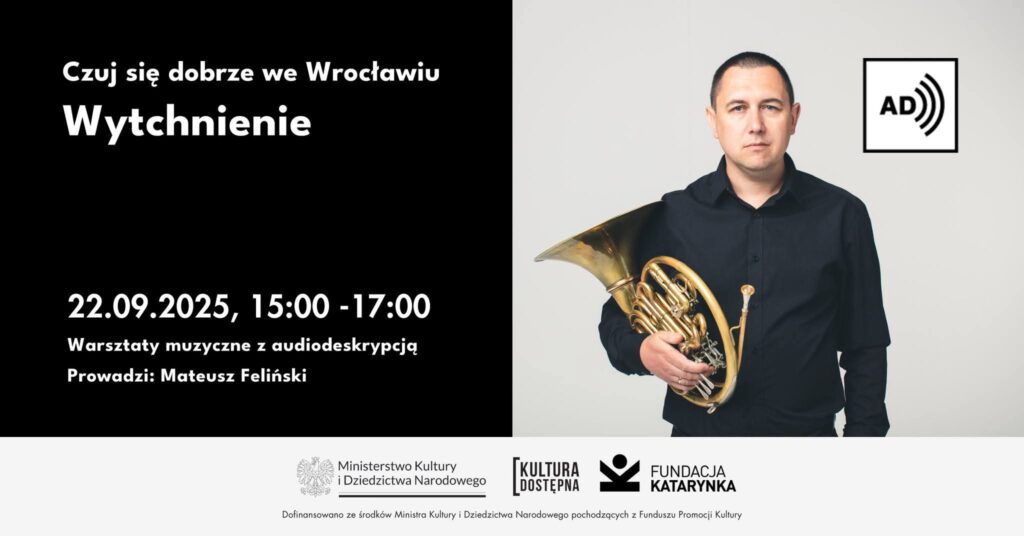 Plakat wydarzenia. Po lewej stronie na czarnym tle biały tytuł. Po prawej stronie zdjęcie mężczyzny w czarnej koszuli trzymający waltornię. W górnym rogu ikona oznaczająca audiodeskrypcję. Na dole logotypy: Ministerstwo Kultury i Dziedzictwa Narodowego, Kultura Dostępna, Fundacja Katarynka.