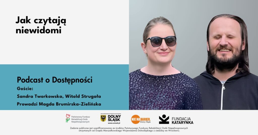 Grafika promująca podcast o Dostępności: Jak czytają niewidomi. Po prawej zdjęcie wklejone jest zdjęcie dwóch osób. Kobieta ma na sobie ciemne okulary, mężczyzna w długich włosach ma zamknięte oczy. Na dole logotypy instytucji.