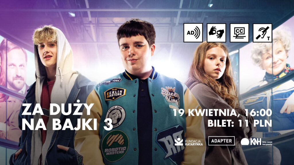 Plakat promujący wydarzenie filmowe „Za duży na bajki 3”. Na pierwszym planie troje nastolatków stoi na tle ekranów. W prawym górnym rogu znajdują się ikony dostępności: audiodeskrypcji, PJM, napisów oraz pętli indukcyjnej. Na plakacie widnieją informacje: „19 kwietnia, 16:00”, „Bilet: 11 PLN” oraz logotypy Fundacji Katarynka, Adapter i Kina Nowe Horyzonty.