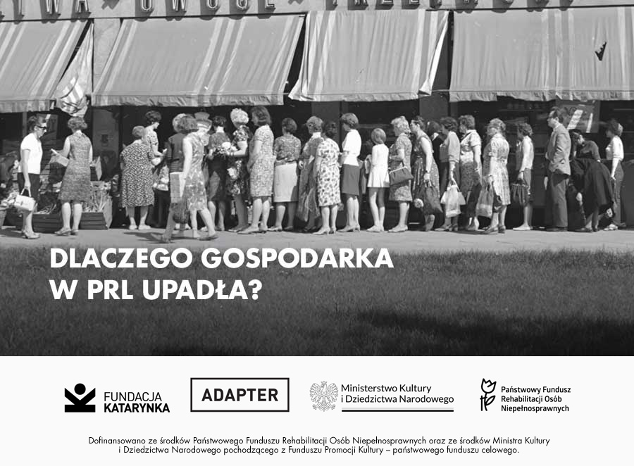 Czarno-białe zdjęcie grupy osób, stojących w kolejce obok sklepu. Na środku biały napis "Dlaczego gospodarka w PRL upadła?". Na dole logotypy partnerów.
